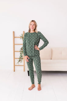  Women's Feelin' Pine Pajama Set